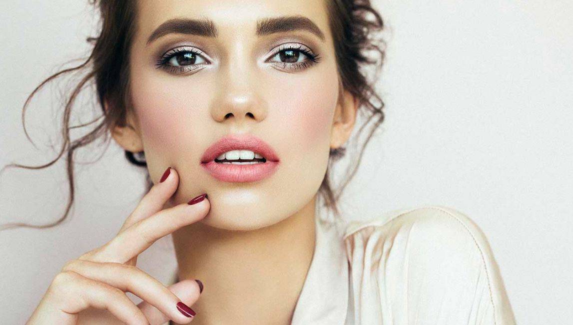 الفرق بين البرايمر والكونسيلر والفاونديشن لإظهار جمالك Many Cares