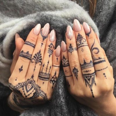36 henna tattoo.farbe schwarz fingertattoo schwarzes henna simples tattoodesign hand 2