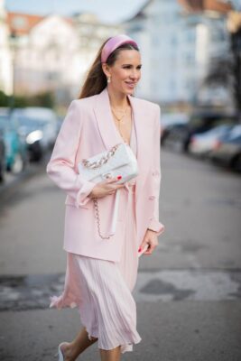 بين الطاقة والمشاعر... ماذا يكشف لون ملابسك عنك؟ 13 pink outfit 1