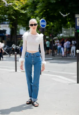 صنادل المقدمة المربعة تتصدر صيحات ربيع وصيف 2025 8 sandalias Birkenstock con mom jeans street style primavera verano 2024
