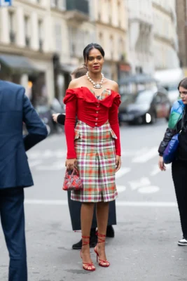 صنادل المقدمة المربعة تتصدر صيحات ربيع وصيف 2025 5 sandalias cuadras rojas street style primavera verano 2025