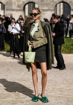 صنادل المقدمة المربعة تتصدر صيحات ربيع وصيف 2025 4 sandalias cuadras verdes street style primavera verano 2025