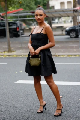 صنادل المقدمة المربعة تتصدر صيحات ربيع وصيف 2025 3 sandalias mules street style primavera verano 2025