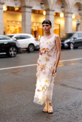 صنادل المقدمة المربعة تتصدر صيحات ربيع وصيف 2025 2 sandalias wrap street style primavera verano 2025