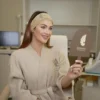 كل ما تحتاجينه لتبدين متألقة في زفاف صيفي طويل